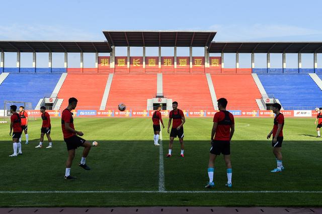 詹姆斯连续三场三双破纪录 湖人力克灰熊3连胜